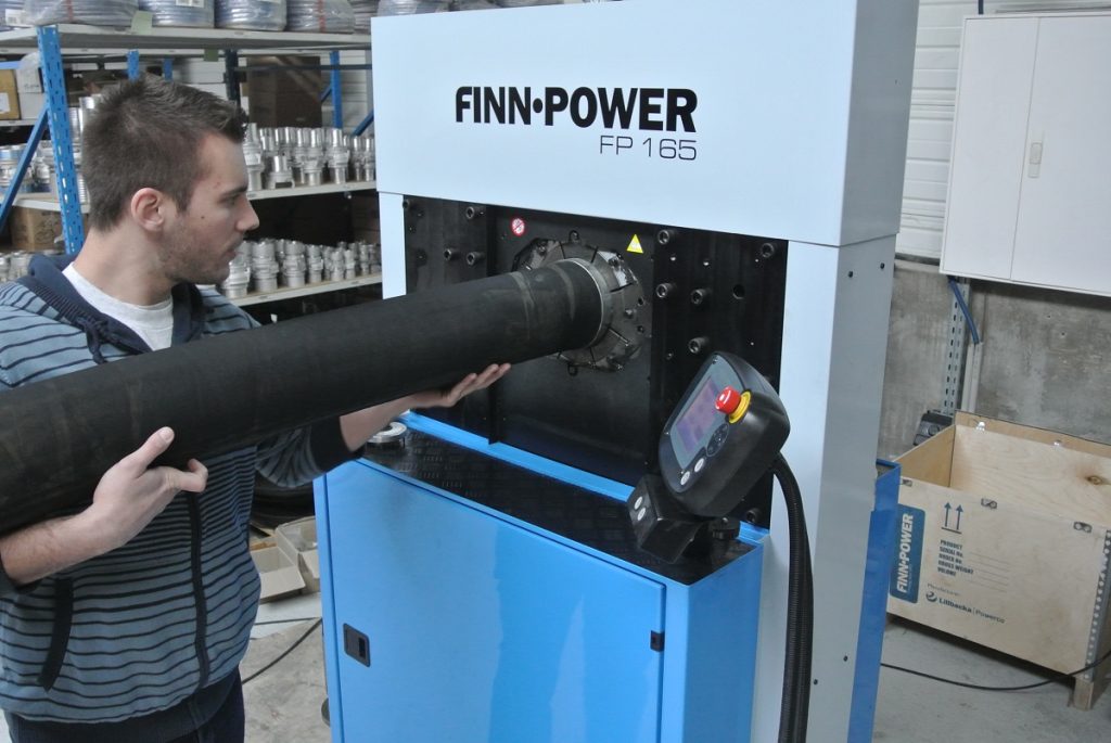 Presse de sertissage pour flexibles industriels
