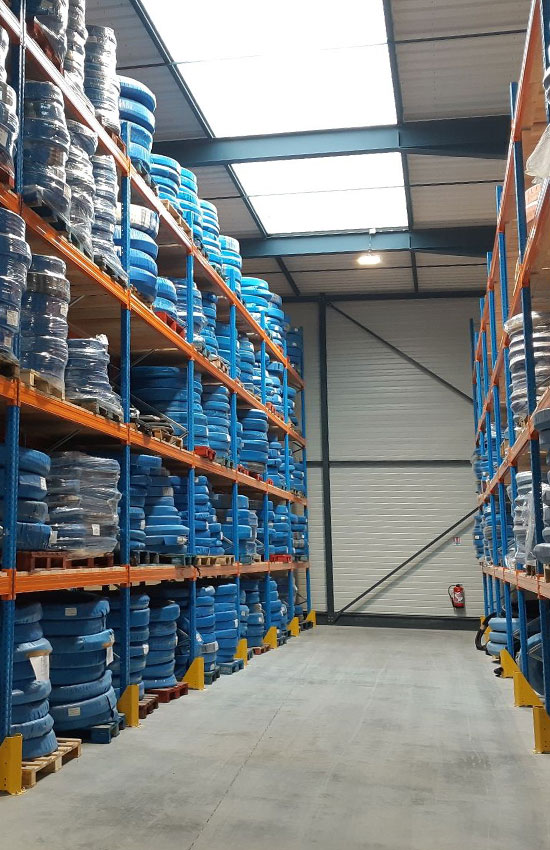 Zone de stockage organisée par typologie de produits